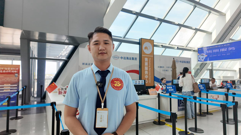 李繼濤在售票服務(wù)中心值守，隨時為需要的旅客提供幫助。肖智歆攝