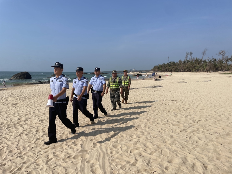 民警在海灘上巡邏。海南省公安廳海岸警察總隊(duì)供圖