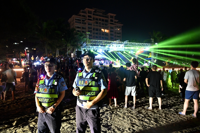 10月1日晚，博鰲海岸派出所民警在瓊海博鰲玉帶灘執(zhí)勤。海南省海岸警察總隊(duì)供圖