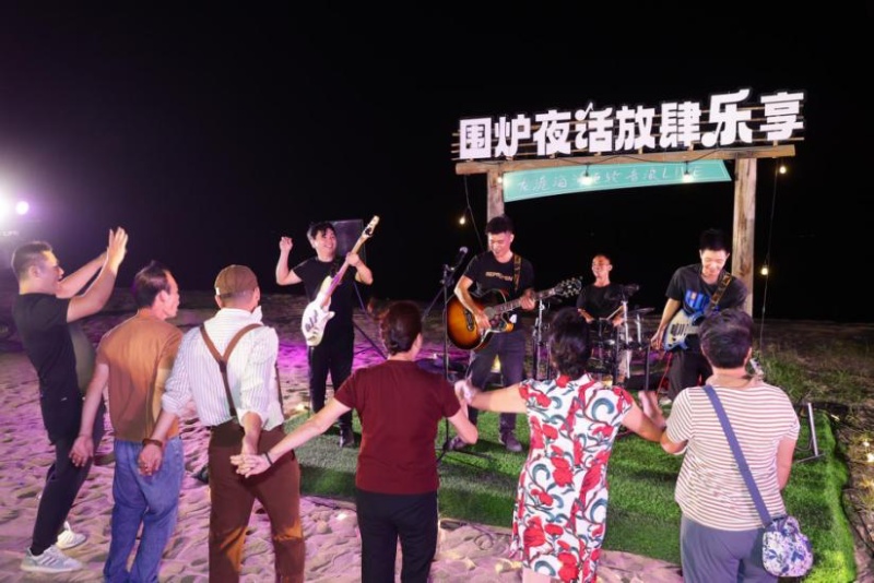 隨著儋州調(diào)聲歌曲唱響，市民游客跟隨節(jié)奏牽手舞動(dòng)起來。 主辦方供圖