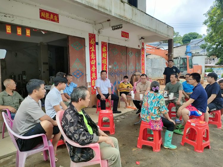召開板凳會協(xié)調(diào)村民建房用地事宜。受訪者供圖