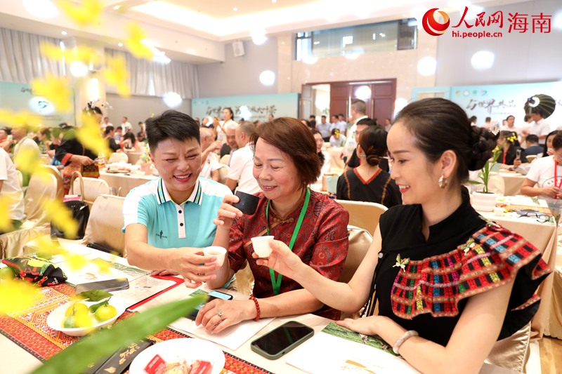 游客在活動現(xiàn)場品茶。人民網(wǎng)記者 符武平攝