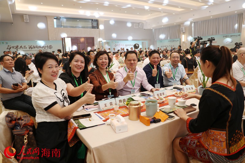 客商在現(xiàn)場為海南雨林大葉茶點贊。人民網(wǎng)記者 符武平攝