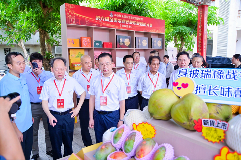 參加開(kāi)幕式的嘉賓參觀海南農(nóng)墾優(yōu)質(zhì)農(nóng)產(chǎn)品。主辦方供圖