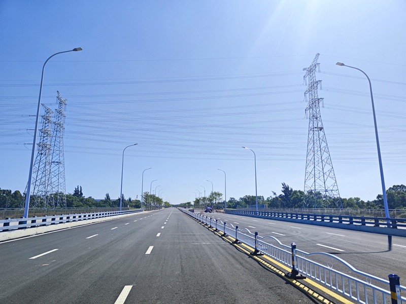 剛剛完工的道路。陸進炳攝