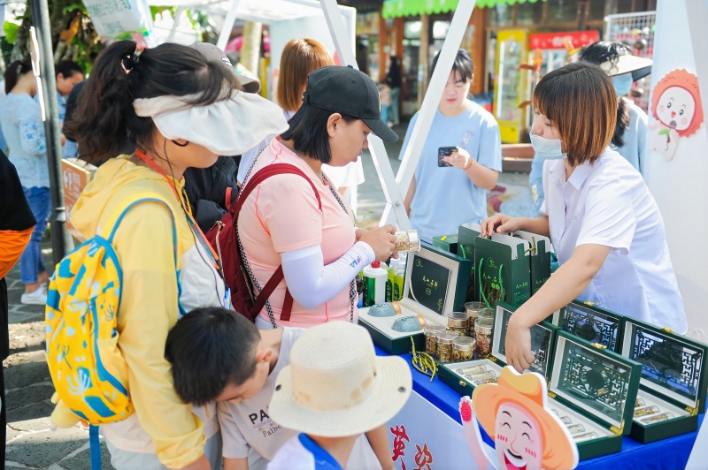 活動(dòng)現(xiàn)場，琳瑯滿目的農(nóng)產(chǎn)品引市民游客圍觀。 主辦方供圖