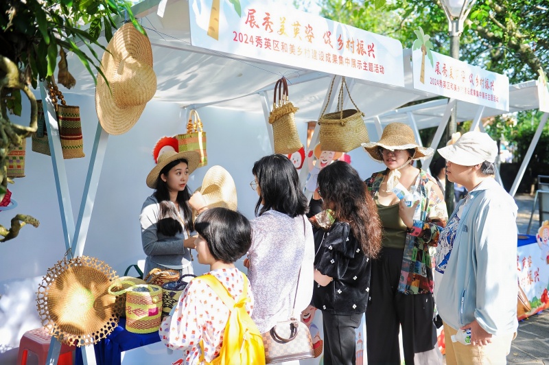 活動(dòng)現(xiàn)場，特色農(nóng)產(chǎn)品集市熱鬧非凡。 主辦方供圖