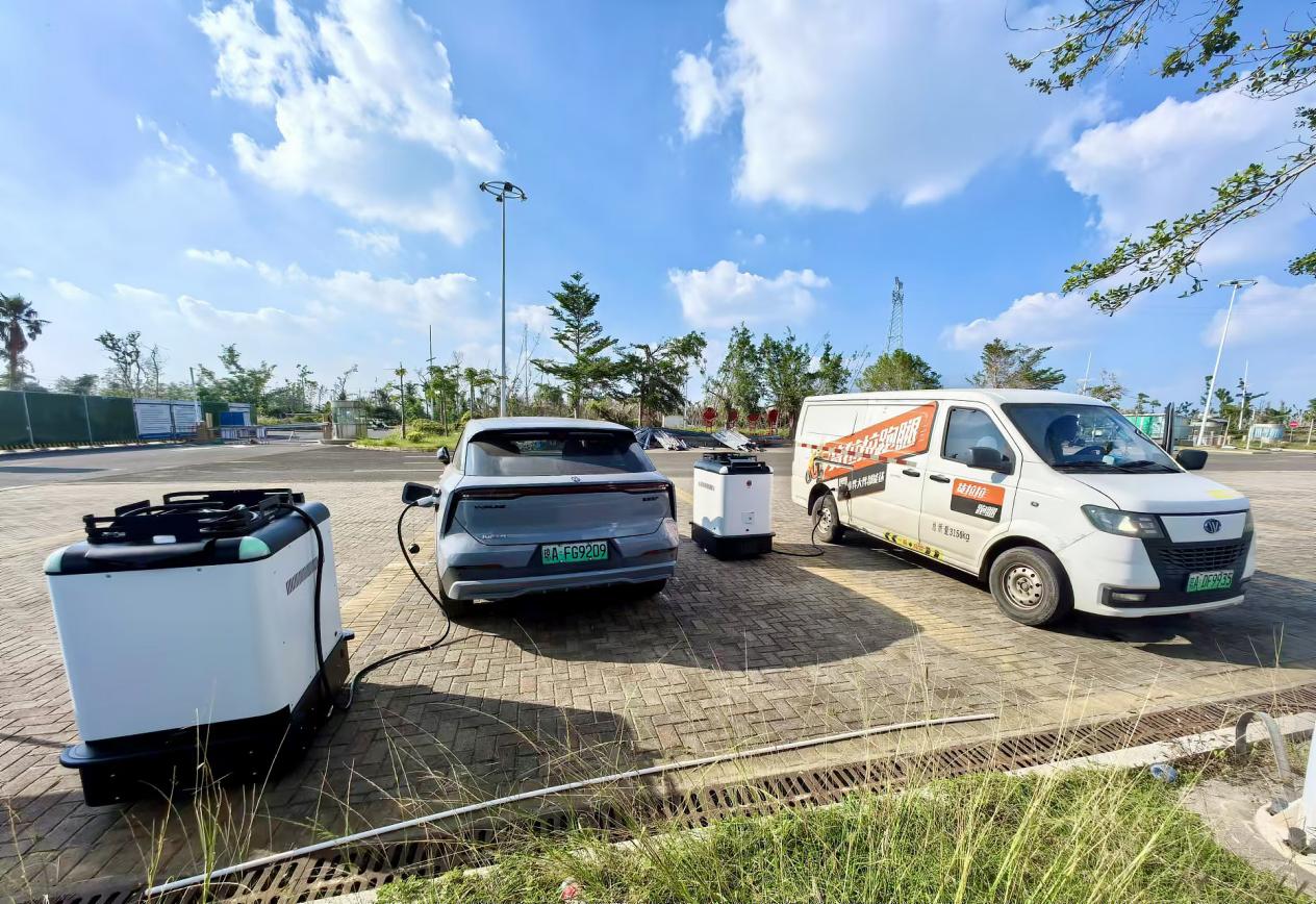 充電狗正在為車輛進行補能。寧德時代(上海)智能科技有限公司供圖