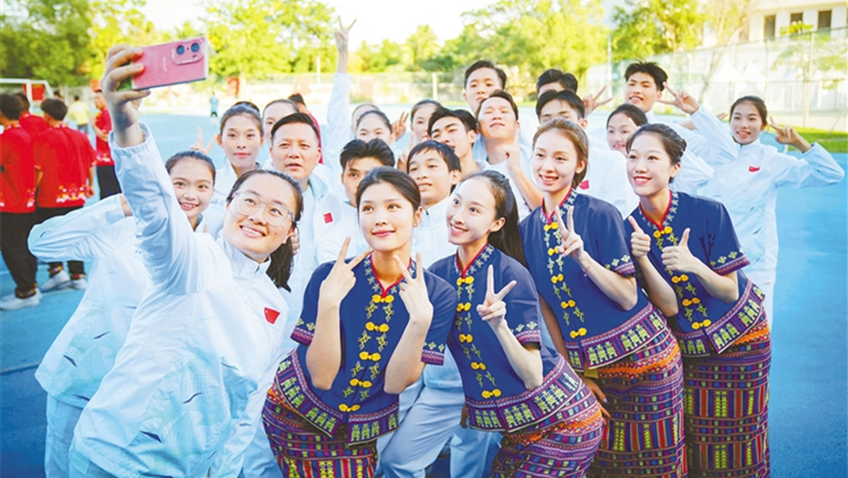 海南代表團(tuán)運(yùn)動(dòng)員身穿團(tuán)服、民族服飾合影留念