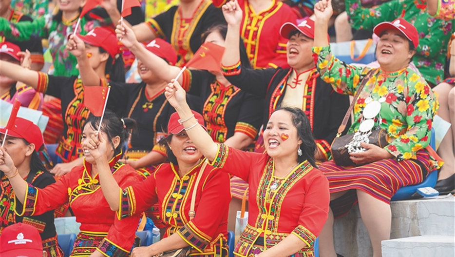陵水黎族姐妹團(tuán)盛裝出席看比賽，為運(yùn)動(dòng)員加油