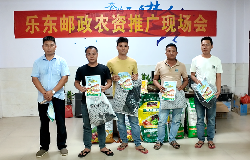 參與有獎(jiǎng)互動(dòng)的種植戶都很開心。黃文燕攝