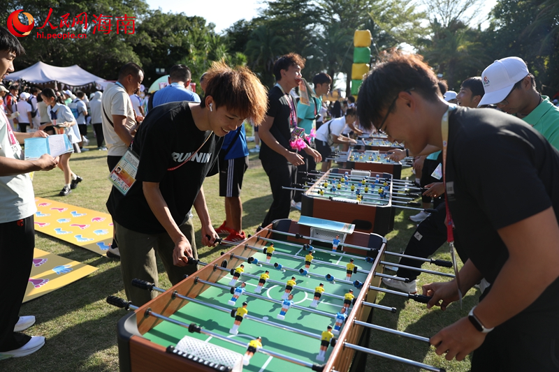運動員參與游園活動。 人民網(wǎng)記者 孟凡盛攝