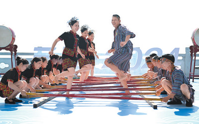 11月26日，演員在民族大聯(lián)歡活動(dòng)歡迎儀式上表演竹竿舞。新華社記者 張博文攝