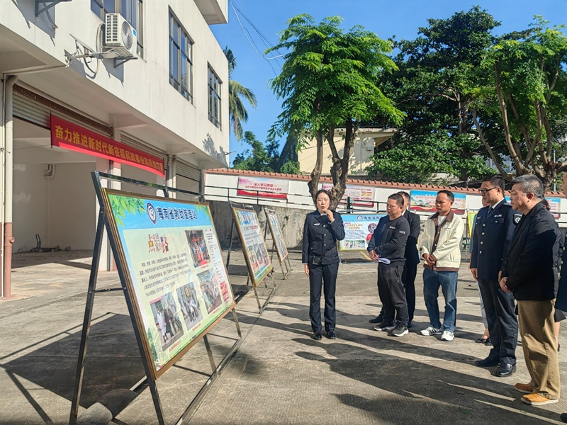 參加“走進(jìn)民政看民生”活動(dòng)人員走訪海南省救助站。徐永勝攝