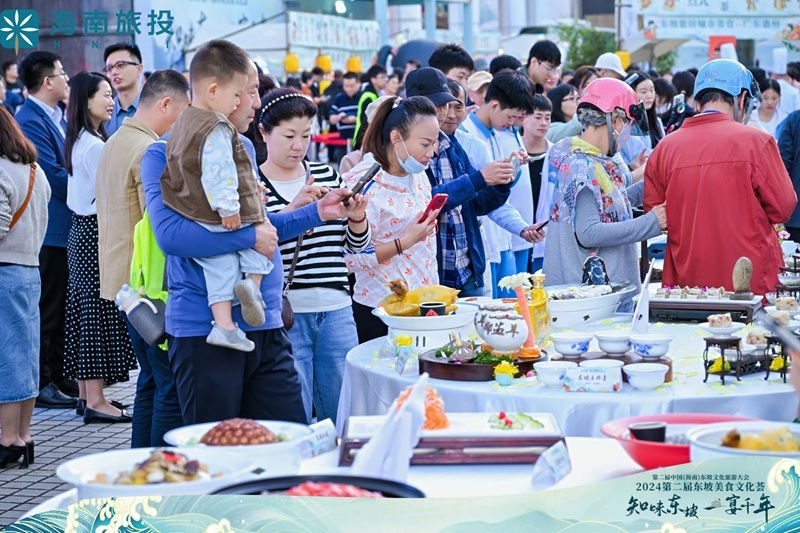 游客品嘗美食。主辦方供圖