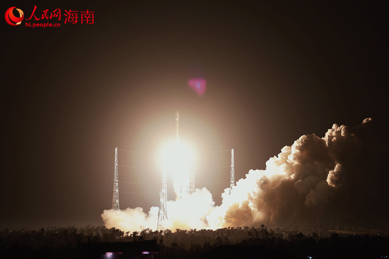 2024年11月30日22時(shí)48分，我國(guó)首個(gè)商業(yè)航天發(fā)射場(chǎng)海南商業(yè)航天發(fā)射場(chǎng)首次發(fā)射取得圓滿(mǎn)成功。人民網(wǎng)記者 孟凡盛攝