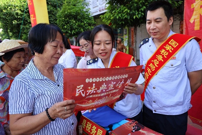 海南各地稅務(wù)部門開展民法典宣傳月活動(dòng)