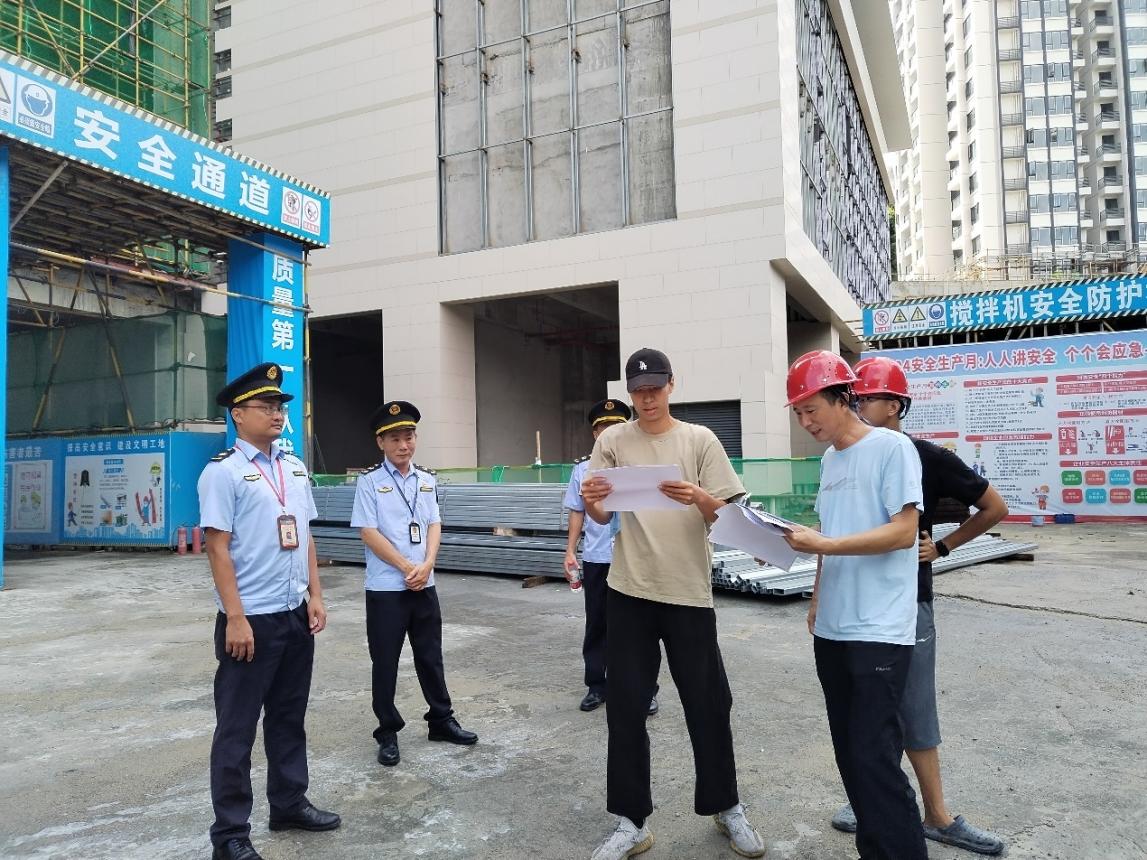 三亞市相關(guān)部門在進(jìn)行施工現(xiàn)場(chǎng)安全聯(lián)合檢查。王琳攝