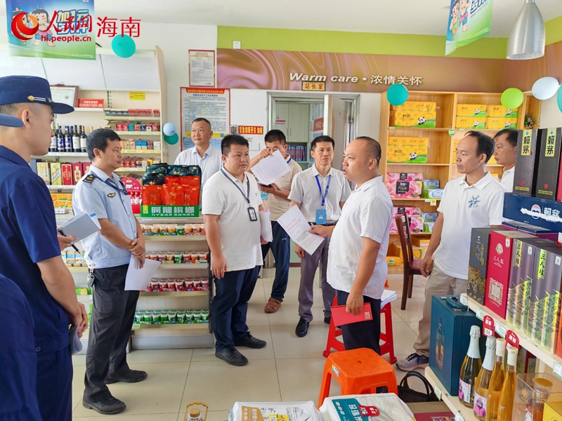 萬(wàn)寧市相關(guān)部門在加油站內(nèi)進(jìn)行聯(lián)合檢查。人民網(wǎng)記者 李學(xué)山攝