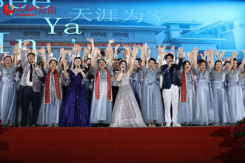 海南熱帶海洋學(xué)院舉行建校70周年文藝晚會晚會現(xiàn)場。人民網(wǎng)記者 符武平攝