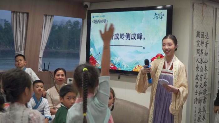 互動中，小朋友們積極互動搶答。 主辦方供圖