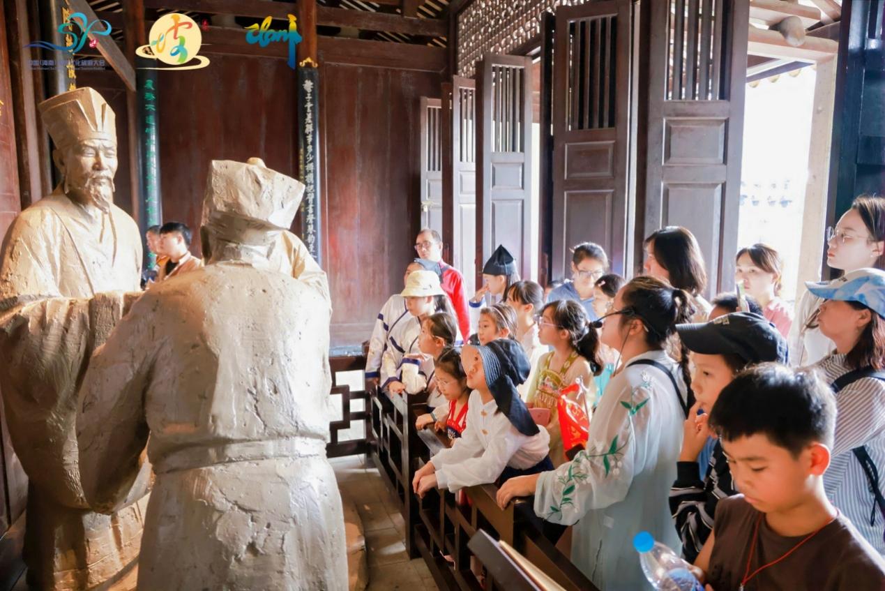 東坡·研學(xué)家體驗(yàn)團(tuán)在東坡書院聽(tīng)東坡故事講解。主辦方供圖