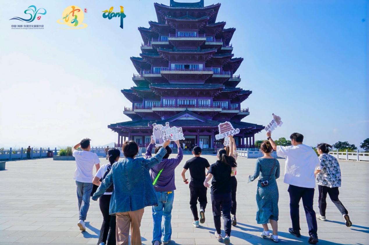 東坡游歷家體驗(yàn)團(tuán)打卡儋陽(yáng)樓。主辦方供圖