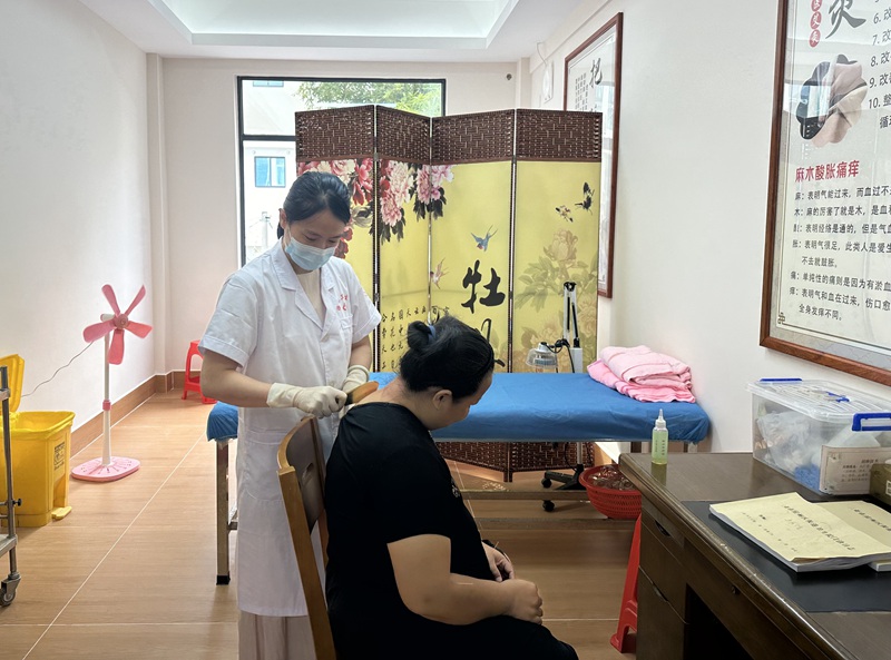 三亞市基層慢病康復(fù)理療站現(xiàn)場(chǎng)。三亞市衛(wèi)生健康委員會(huì)供圖
