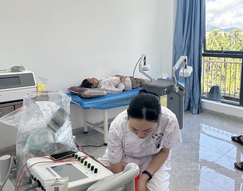 三亞市基層慢病康復(fù)理療站現(xiàn)場(chǎng)。三亞市衛(wèi)生健康委員會(huì)供圖