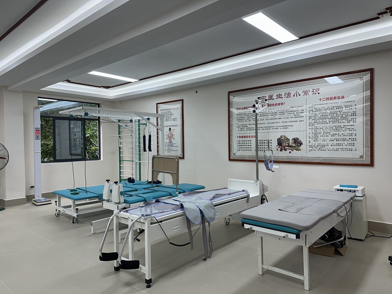 三亞市基層慢病康復(fù)理療站現(xiàn)場(chǎng)。三亞市衛(wèi)生健康委員會(huì)供圖