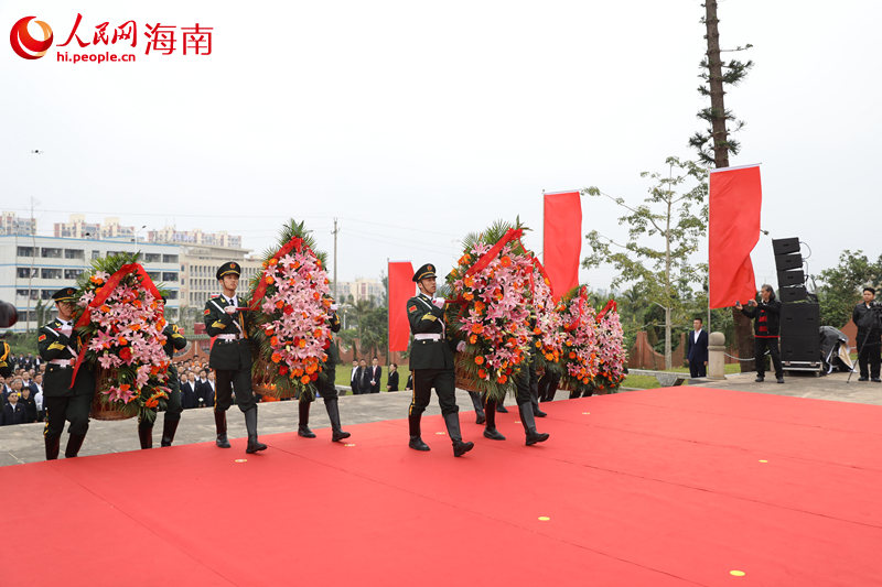 在海榆中線公路建設(shè)烈士紀(jì)念碑舉辦緬懷紀(jì)念主題黨日共建活動(dòng)。 人民網(wǎng)記者 孟凡盛攝