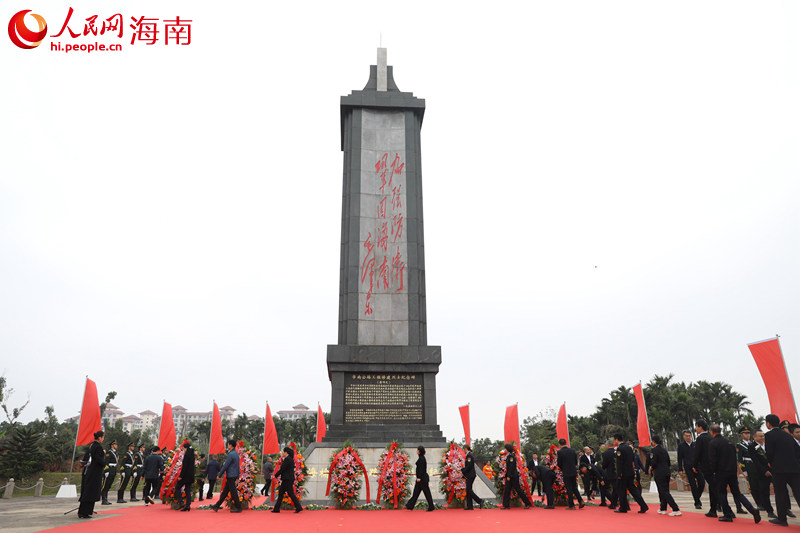 在緬懷紀(jì)念主題黨日共建活動(dòng)現(xiàn)場(chǎng)，參會(huì)人員瞻仰烈士紀(jì)念碑。 人民網(wǎng)記者 孟凡盛攝