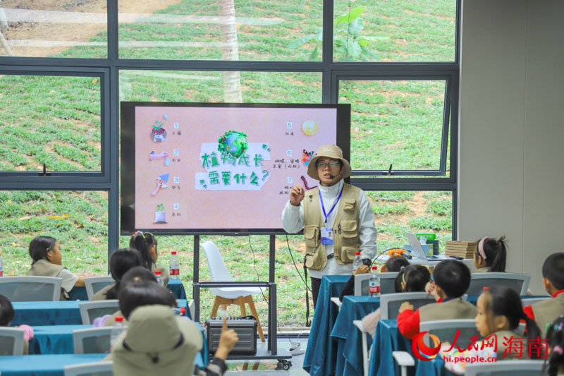 在研學(xué)老師的帶領(lǐng)下，研學(xué)團(tuán)的小朋友們開啟探索植物與自然奧秘的奇妙旅程。人民網(wǎng)記者 牛良玉攝