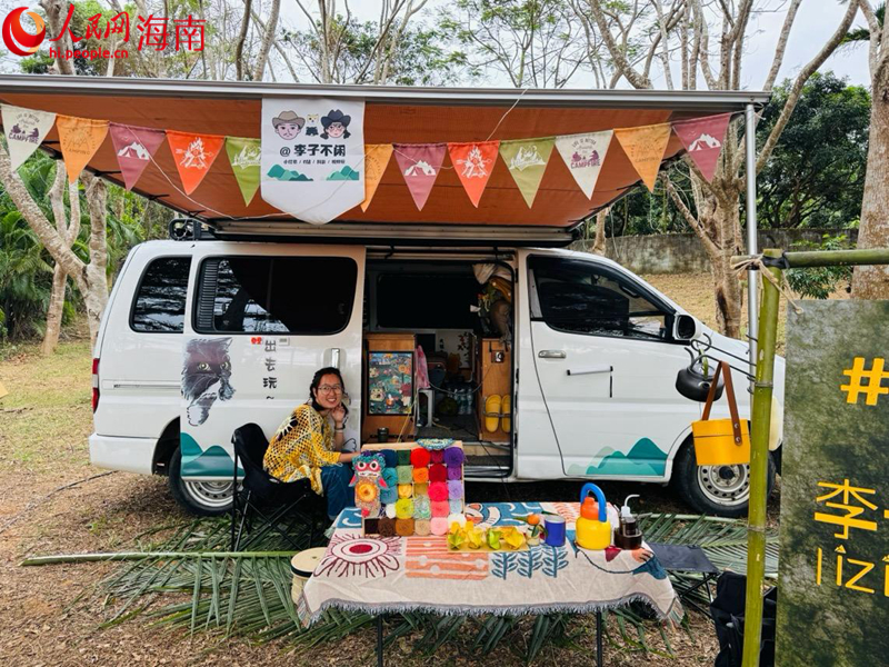 “游牧共和小鎮(zhèn)”中的資深旅行者。人民網(wǎng) 熊淑婷攝