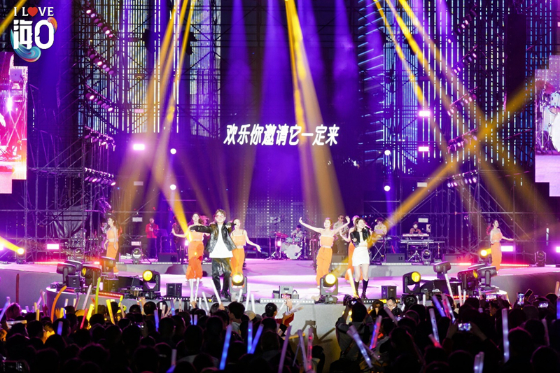 跨年音樂會(huì)現(xiàn)場(chǎng)。?？诼梦木止﹫D