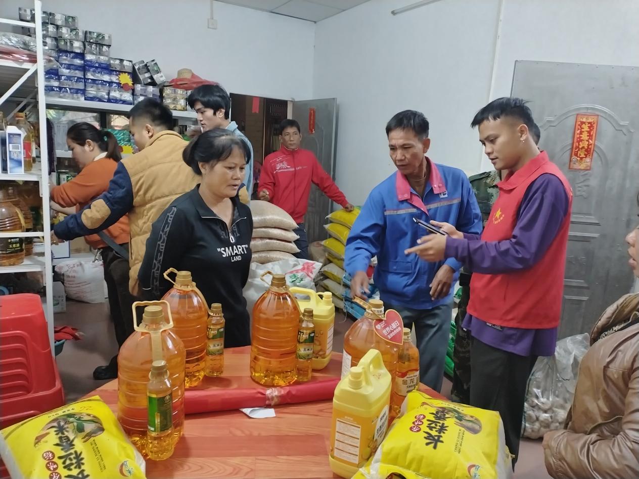村民兌換物品現(xiàn)場(chǎng)。昌江黎族自治縣烏烈鎮(zhèn)峨溝村村民委員會(huì)供圖