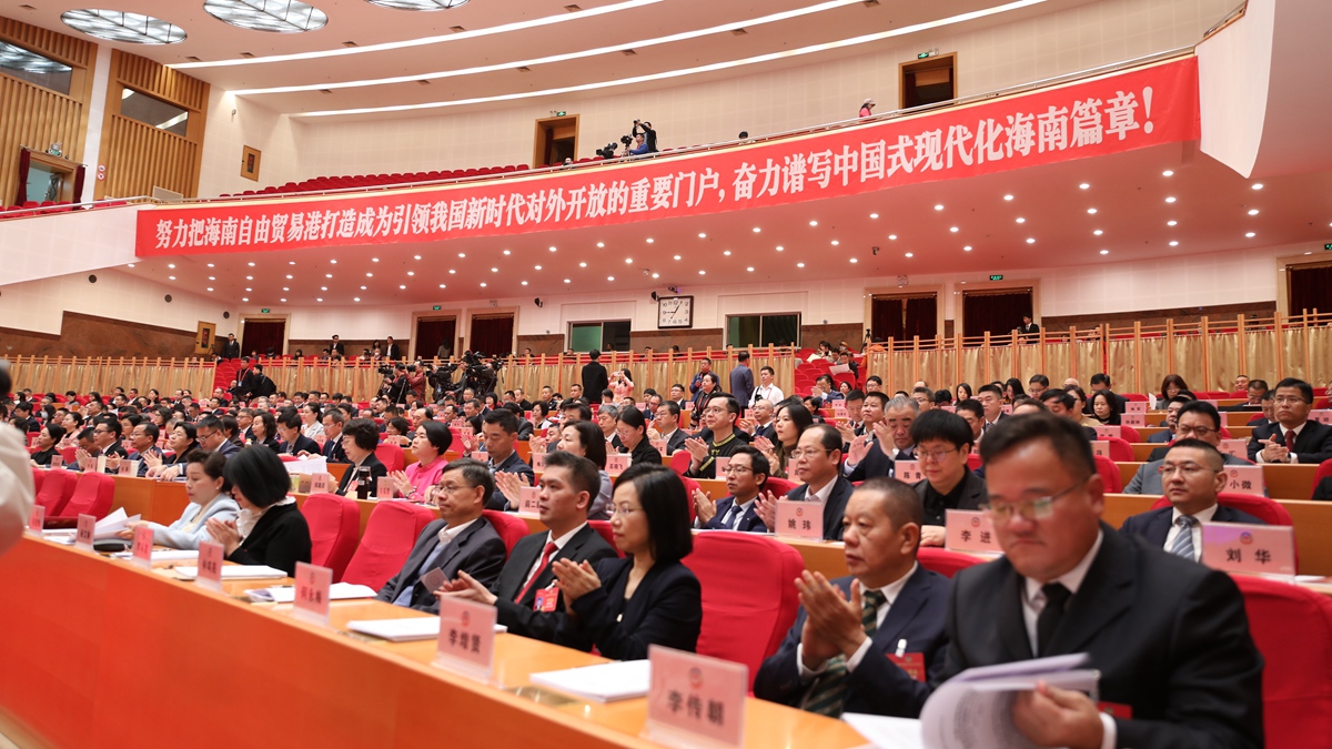 省政協(xié)委員在聽取大會報告