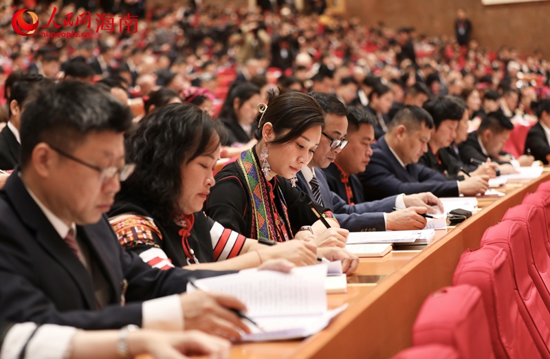 省人大代表聽(tīng)取大會(huì)報(bào)告。人民網(wǎng)記者 符武平攝