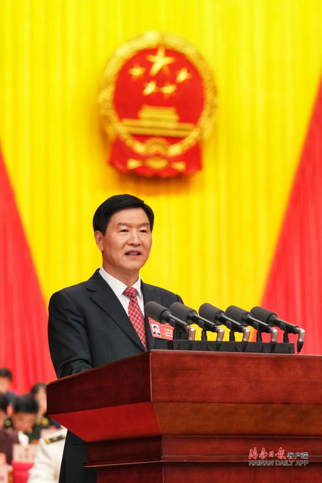 2025年1月14日，省長(zhǎng)劉小明代表省政府向大會(huì)作政府工作報(bào)告。圖片來(lái)源：海南日?qǐng)?bào)客戶端