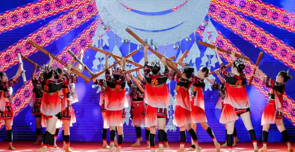 2024年全國“四季村晚”樂東黎族自治縣西黎村冬季村晚示范展示活動(dòng)歌舞表演。樂東旅文局供圖