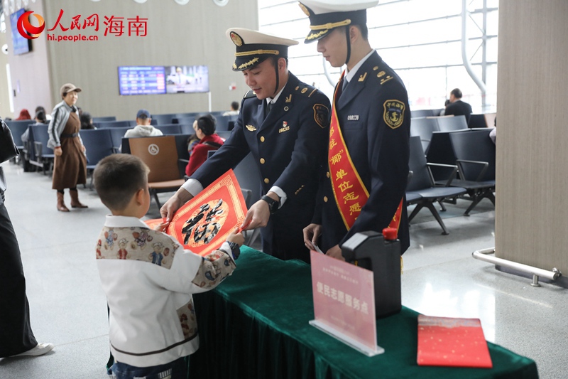 1月14日，2025年春運(yùn)首日?？谛潞８燮椒€(wěn)有序。人民網(wǎng)記者 孟凡盛攝 