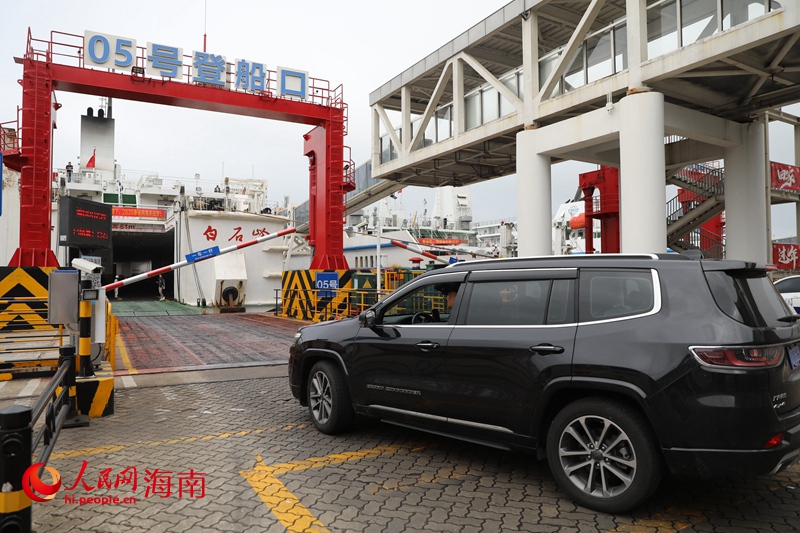 1月14日，2025年春運(yùn)首日海口新海港平穩(wěn)有序。人民網(wǎng)記者 孟凡盛攝 