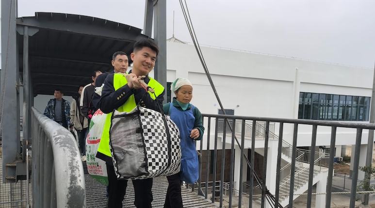春運首日 鐵路輪渡送“?！?溫暖旅客回家路