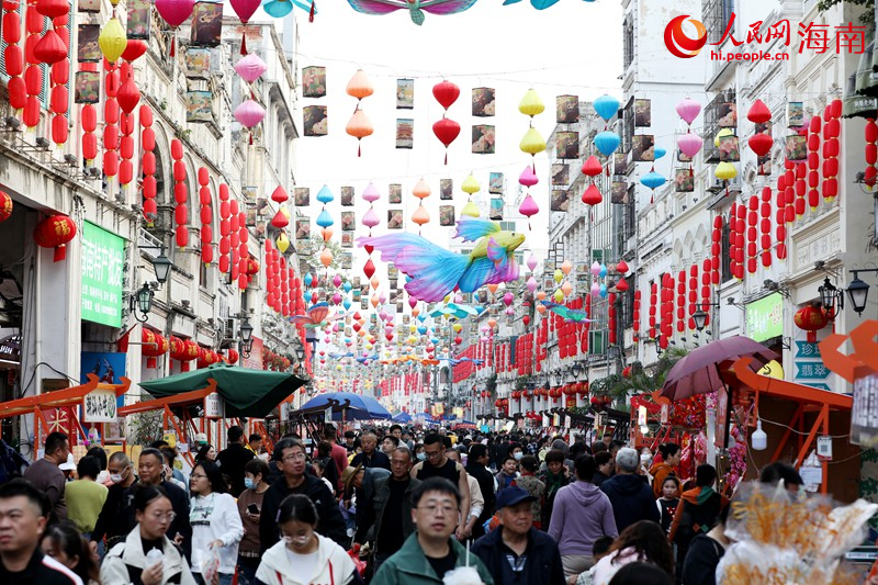 春節(jié)臨近，海口騎樓老街人潮涌動(dòng)。人民網(wǎng)記者 符武平攝