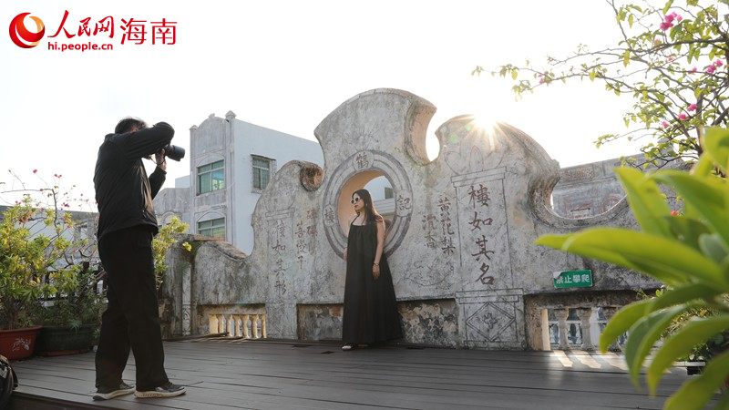 市民在騎樓老街網(wǎng)紅打卡拍照。人民網(wǎng)記者 符武平攝