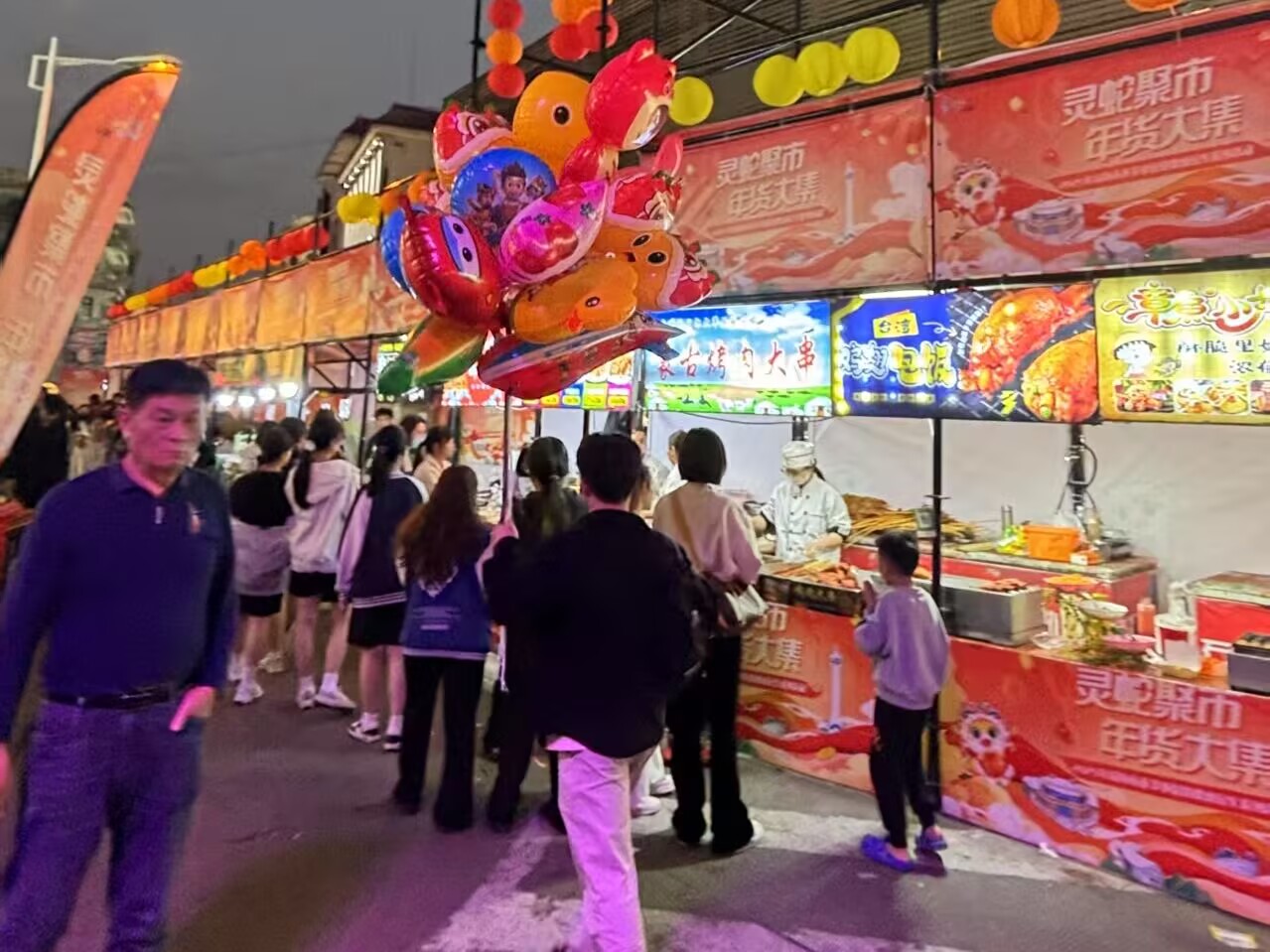 2025年瓊海市新春年貨節(jié)市集現(xiàn)場熱鬧非凡。 主辦方供圖