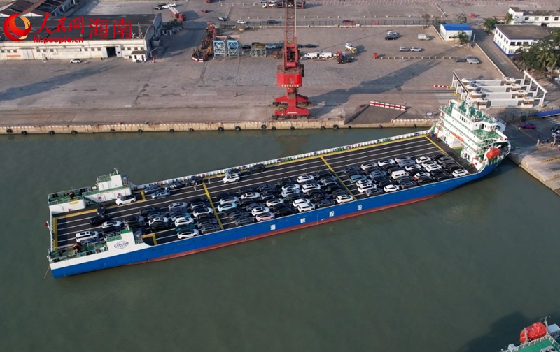 瓊州海峽春運(yùn)新能源汽車(chē)運(yùn)輸專船綠源二號(hào)。人民網(wǎng)記者 孟凡盛攝_副本