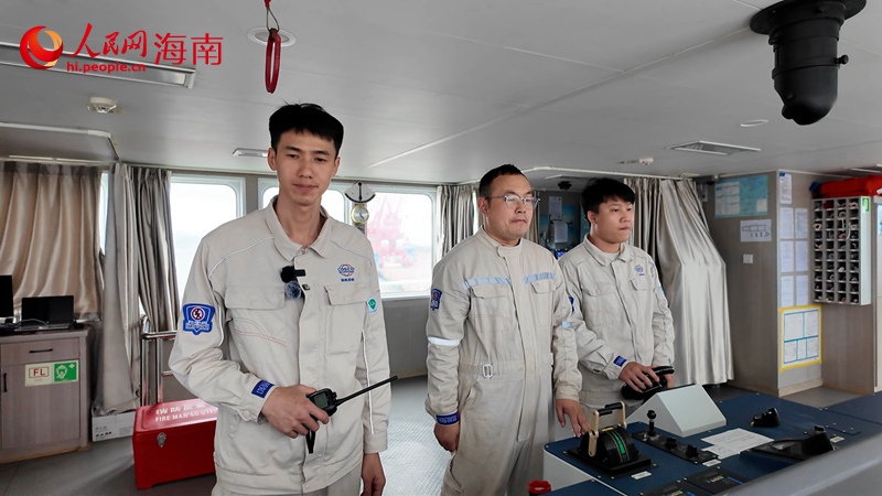 綠源二號(hào)船長(zhǎng)黃萬(wàn)里（左一）和兩位駕駛員都是“90后”。人民網(wǎng)記者 孟凡盛攝