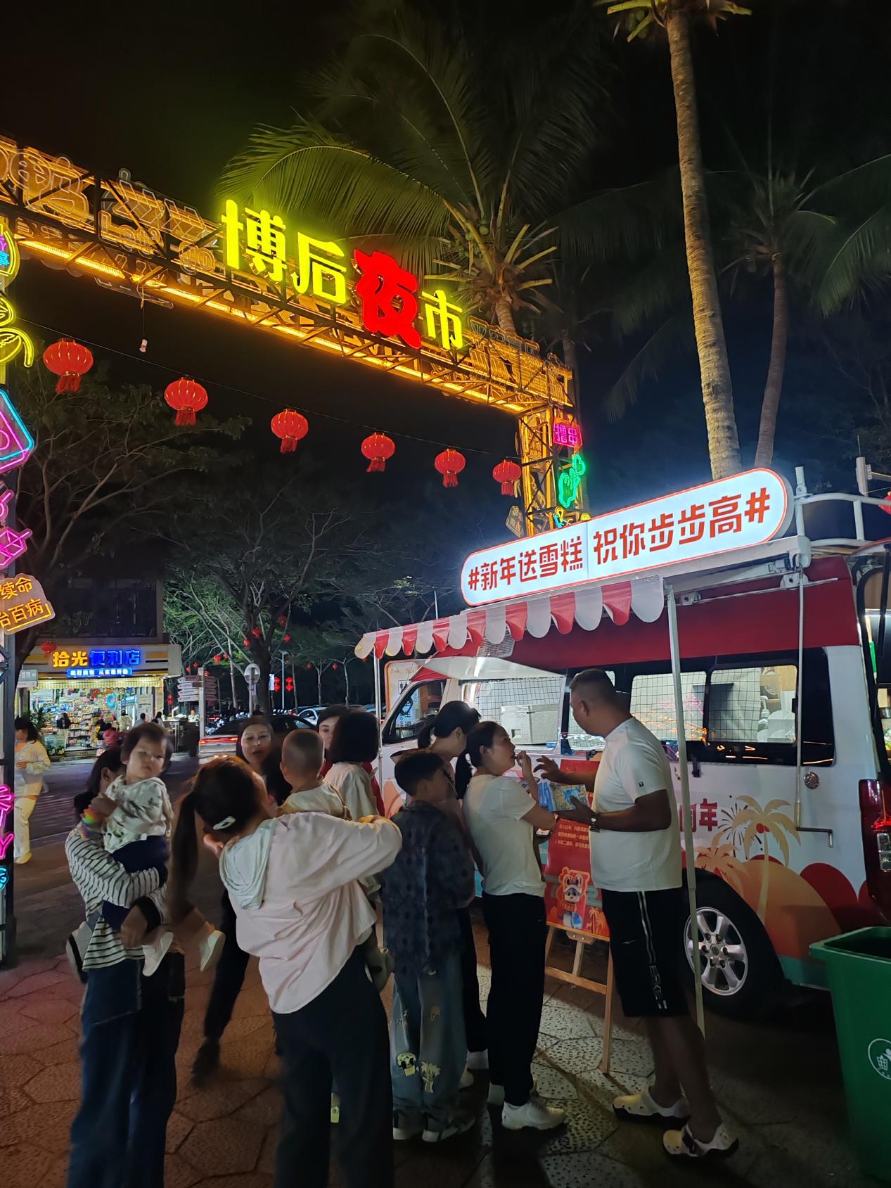 博后夜市人氣旺。胡魁攝