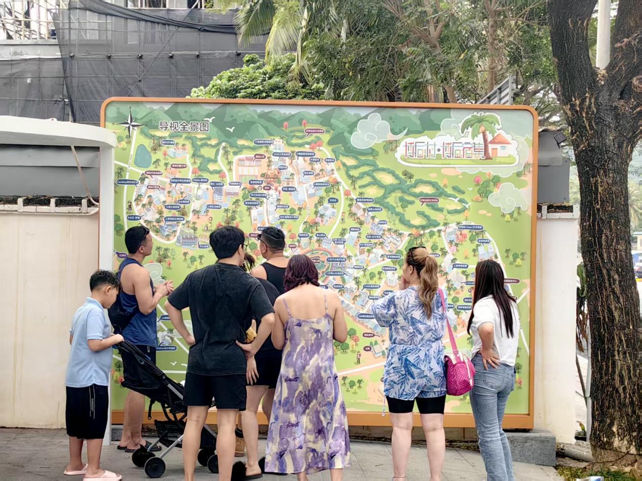 地圖里面尋寶藏。胡魁攝